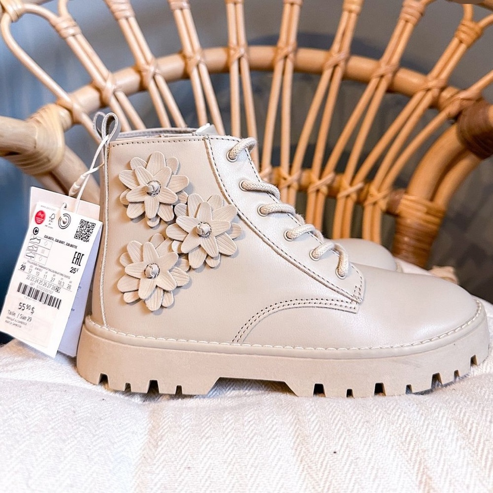 Zara Kids Floral Lace Up Boots 

Size : 12 (29) 

Condition : NWT!